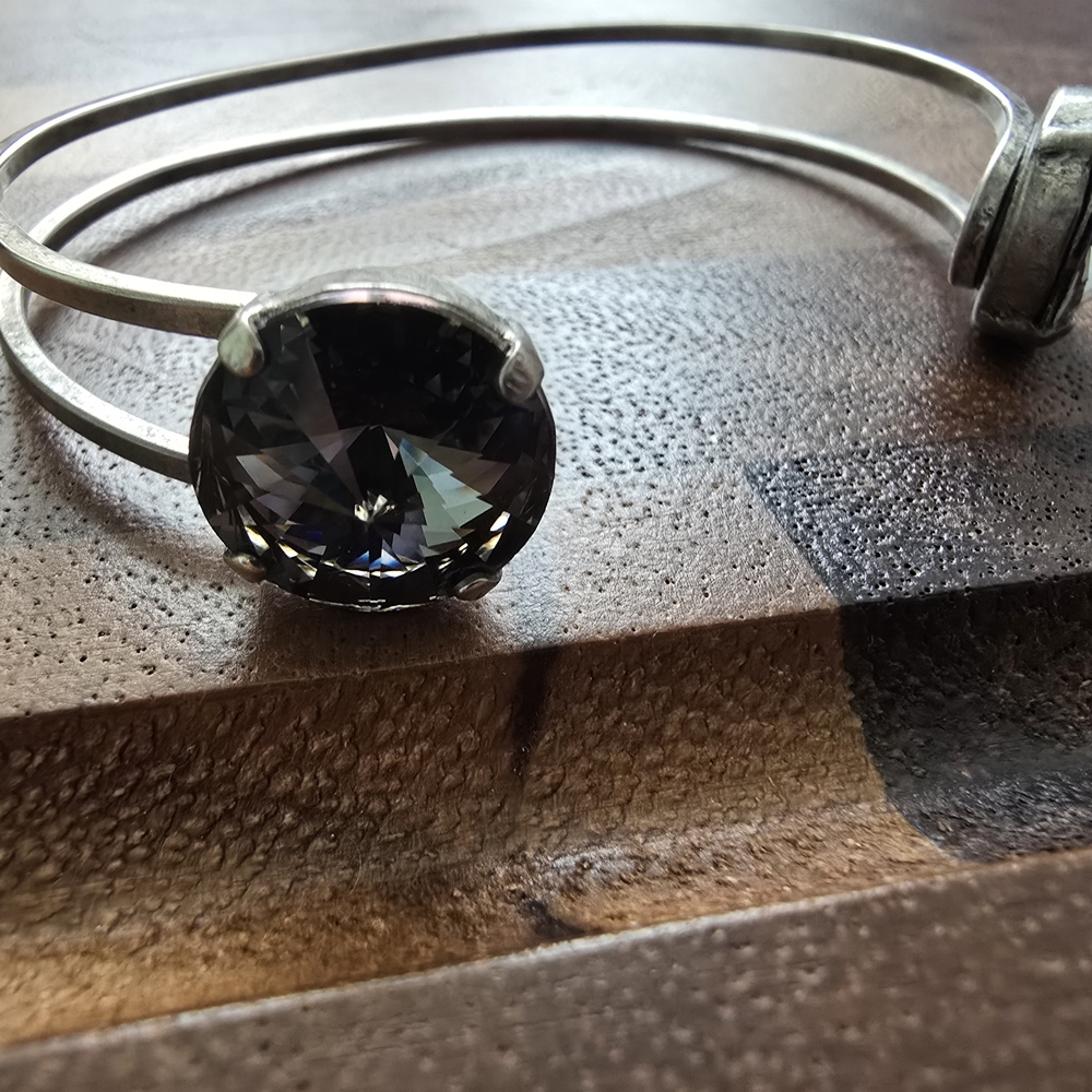 Elegant Silver Bracelet with Black Crystal